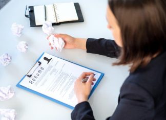 Companiile angajeaza tineri fara experienta. Afla aici ce companii fac asta si motivele din spatele actiunii