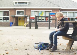 Fiul meu are probleme sa-si faca prieteni.