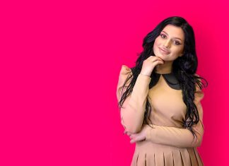 Diferența dintre a lucra pe cont propriu și a te angaja la un studio de vieochat profesional ca model