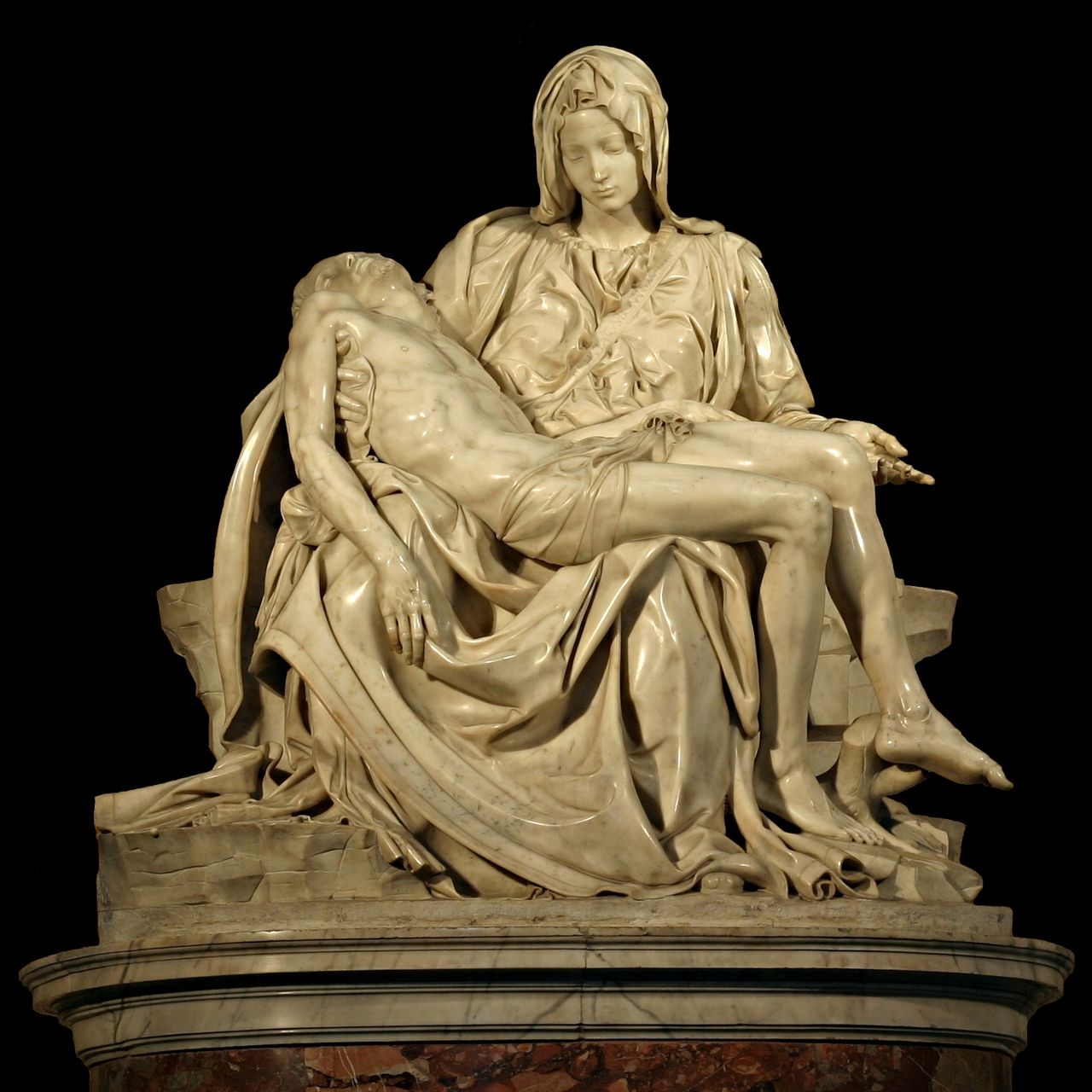 Statuia o prezinta pe Maria tinand cadavrul lui Isus