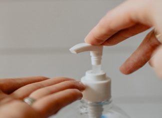 Cat de rau este cu adevarat sa folosesti dezinfectantul pentru maini tot timpul?