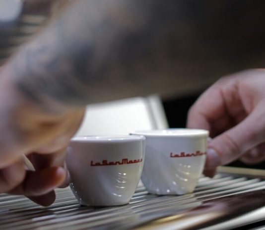 Espressor manual vs automat: ce câștigă și ce pierde barista în funcție de echipament